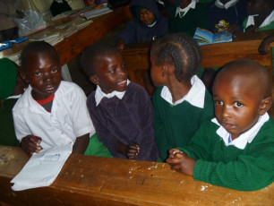 2013 Kenya Nairobi Progetto di sicurezza Alimentare per i bambini della comunità di Kandisi Caritas Antoniana-001