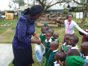 2013 Kenya Nairobi Progetto di sicurezza Alimentare per i bambini della comunità di Kandisi Caritas Antoniana-004