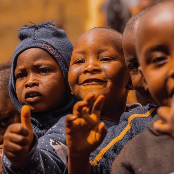 Bambini sorridenti grazie all'adozione a distanza